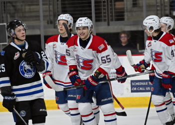 Chiefs run wild in 4-1 win at Wenatchee