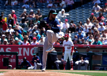 Mariners lose game of inches in frustrating extra-innings affair (Photo: MLB.com)