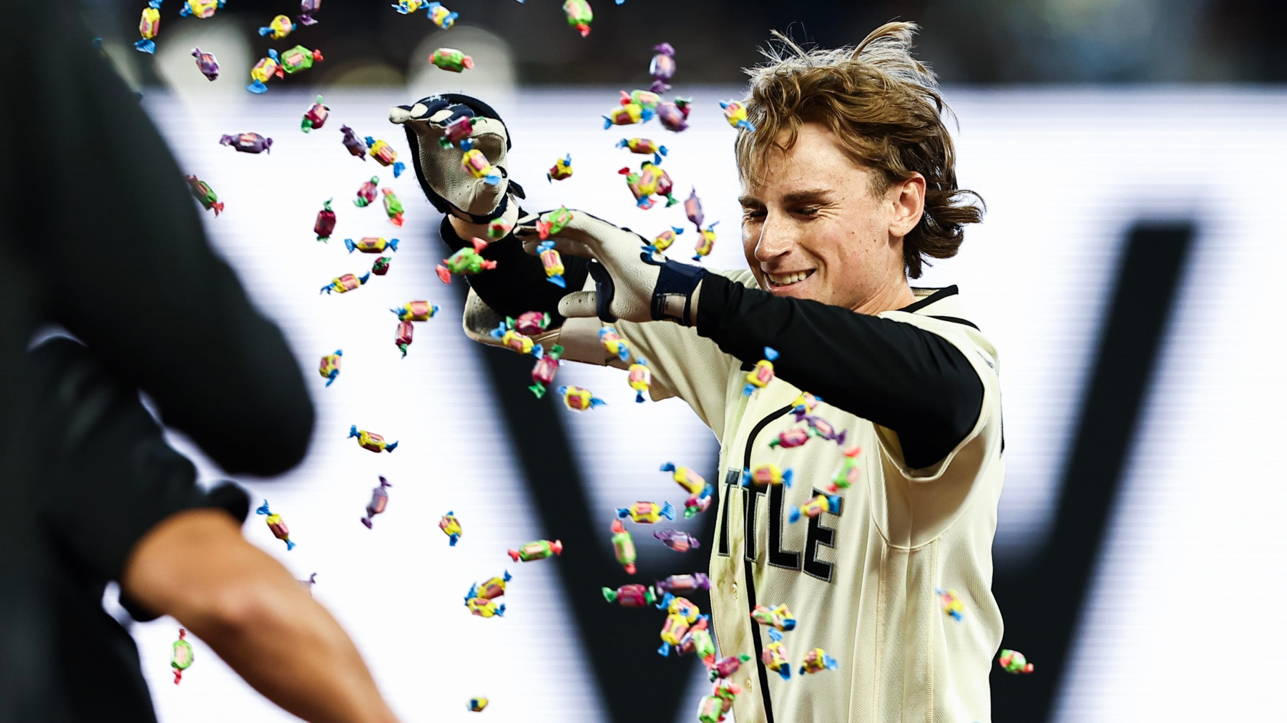 Colt Emerson walks off the Twins! (MLB.com)